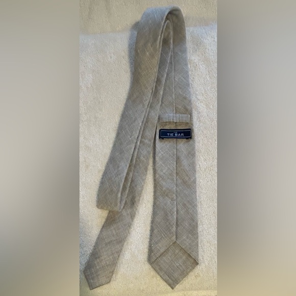 The Tie Bar Men’s 100% Linen Stain Resistant Grey Tie 2 1/2 “ X 58” - Picture 2 of 3
